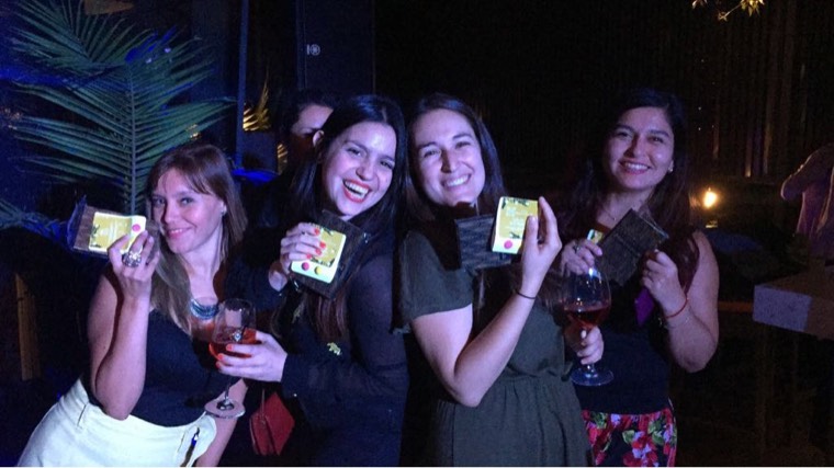 Clientes celebrando con regalos Oh! Seeds