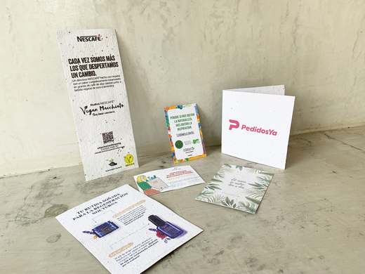 Flyers y Tarjetones — 4 familia formatos